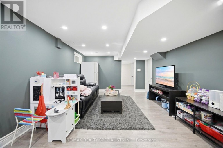 709 QUEENSWAY W, Mississauga (Erindale), Ontario, L5C1A7