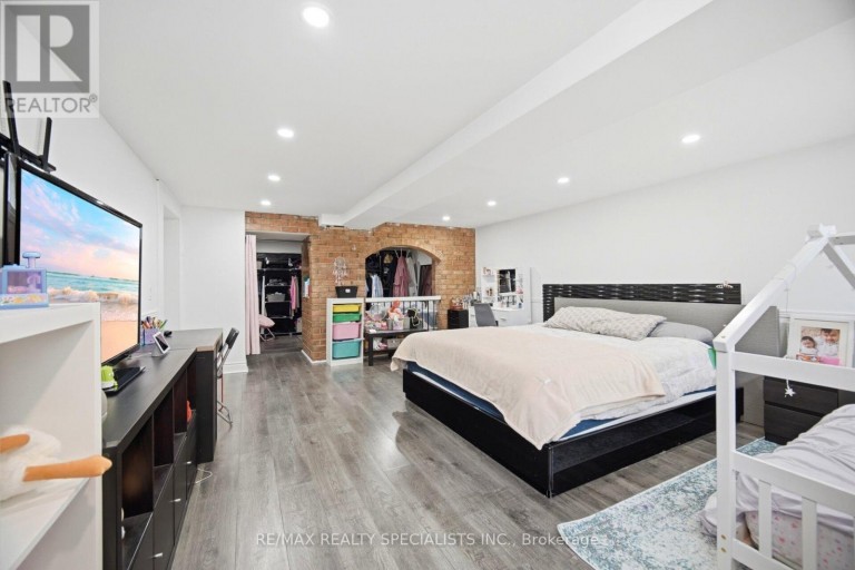 709 QUEENSWAY W, Mississauga (Erindale), Ontario, L5C1A7