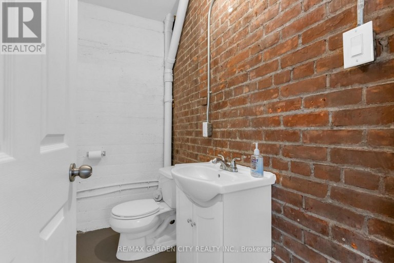 4 LOWER - 16 MYRTLE AVENUE, Hamilton (St. Clair), Ontario, L8M2E9