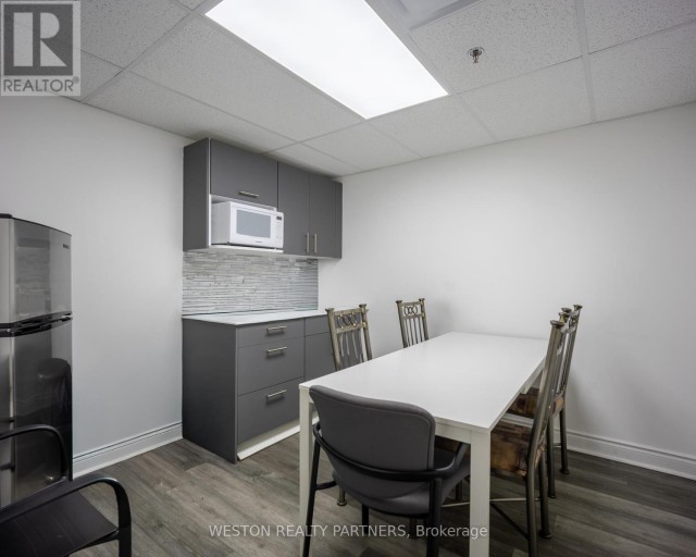 8 - 240 BARTOR ROAD, Toronto (Downsview-Roding-CFB), Ontario, M9M2W6