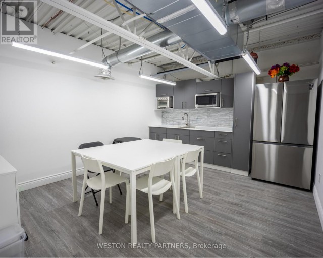 8 - 240 BARTOR ROAD, Toronto (Downsview-Roding-CFB), Ontario, M9M2W6