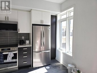 ROOM 1 - 10 SPRUCE PINES CRESCENT Toronto (Victoria Village) Ontario photo 12
