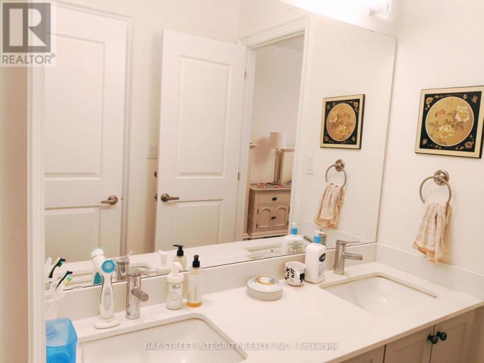 211 HILLSVIEW DRIVE, Richmond Hill (Observatory), Ontario, L4C4L8