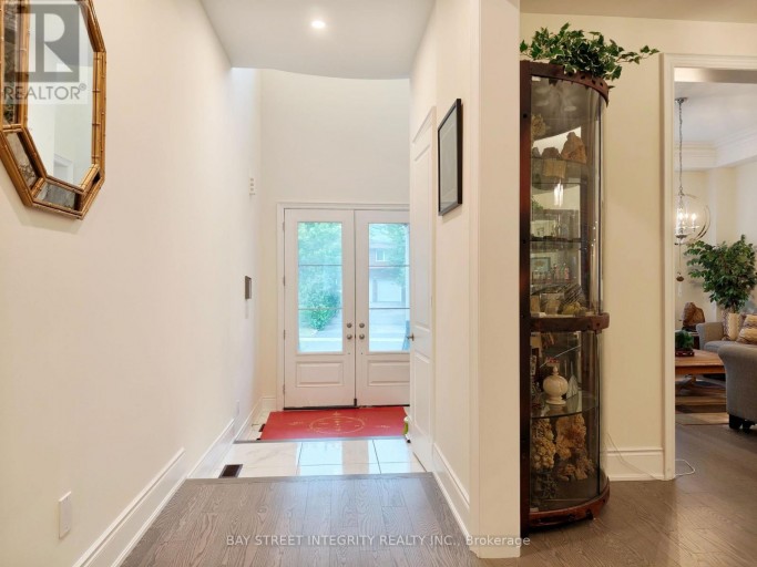 211 HILLSVIEW DRIVE, Richmond Hill (Observatory), Ontario, L4C4L8