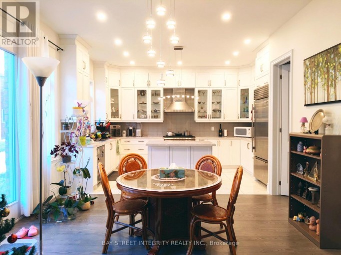 211 HILLSVIEW DRIVE, Richmond Hill (Observatory), Ontario, L4C4L8
