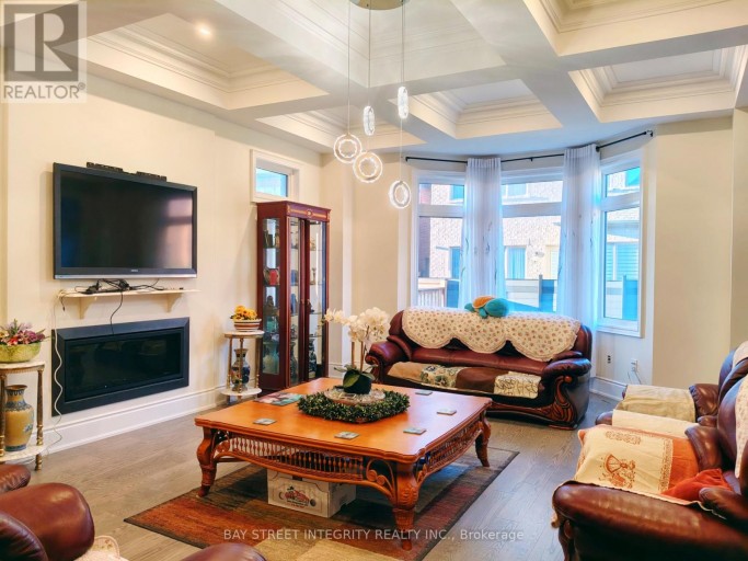 211 HILLSVIEW DRIVE, Richmond Hill (Observatory), Ontario, L4C4L8