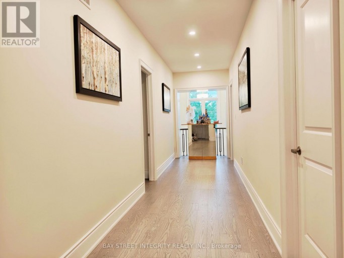 211 HILLSVIEW DRIVE, Richmond Hill (Observatory), Ontario, L4C4L8