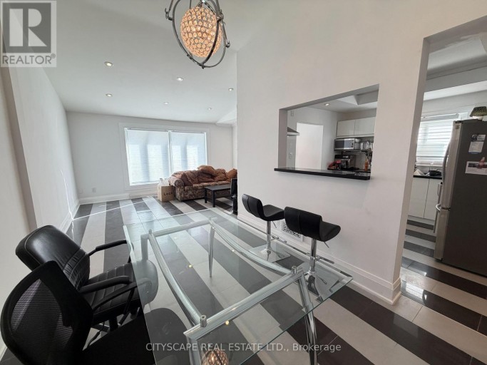 UPPER - 135 BONHAM BOULEVARD, Mississauga (Streetsville), Ontario, L5M1C8