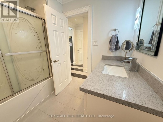 UPPER - 135 BONHAM BOULEVARD, Mississauga (Streetsville), Ontario, L5M1C8