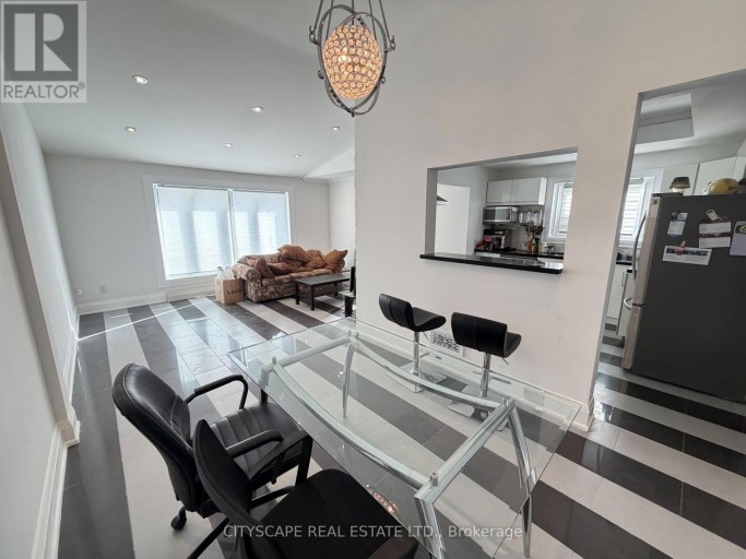 UPPER - 135 BONHAM BOULEVARD, Mississauga (Streetsville), Ontario, L5M1C8