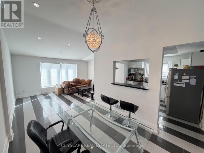 UPPER - 135 BONHAM BOULEVARD, Mississauga (Streetsville), Ontario, L5M1C8