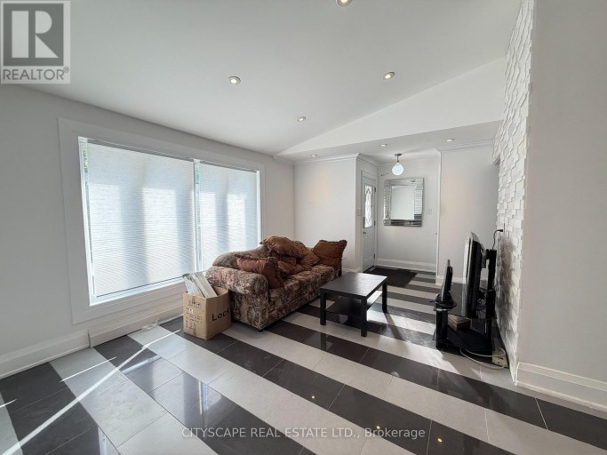 UPPER - 135 BONHAM BOULEVARD, Mississauga (Streetsville), Ontario, L5M1C8