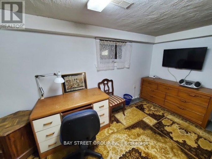 LOWER - 73 REGATTA CRESCENT, Toronto (Newtonbrook West), Ontario, M2R2X7