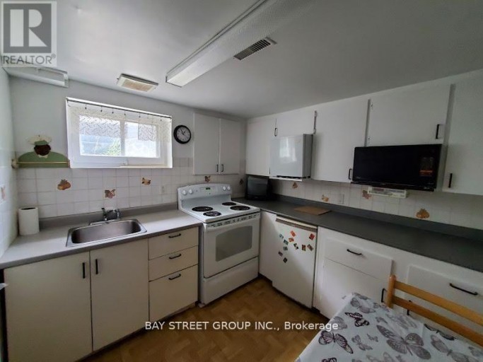LOWER - 73 REGATTA CRESCENT, Toronto (Newtonbrook West), Ontario, M2R2X7