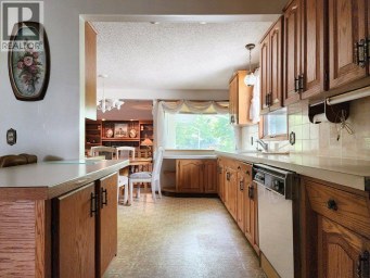 1818 Lakeside Road S Lethbridge Alberta photo 10