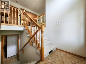 1818 Lakeside Road S Lethbridge Alberta photo 3