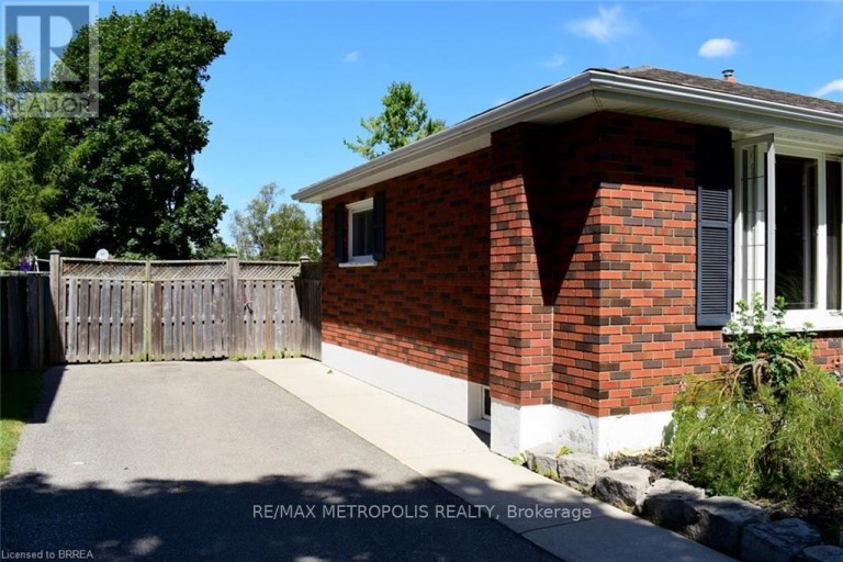 UPPER - 5 MCCAMMON STREET, Brant (Paris), Ontario, N3L1V8