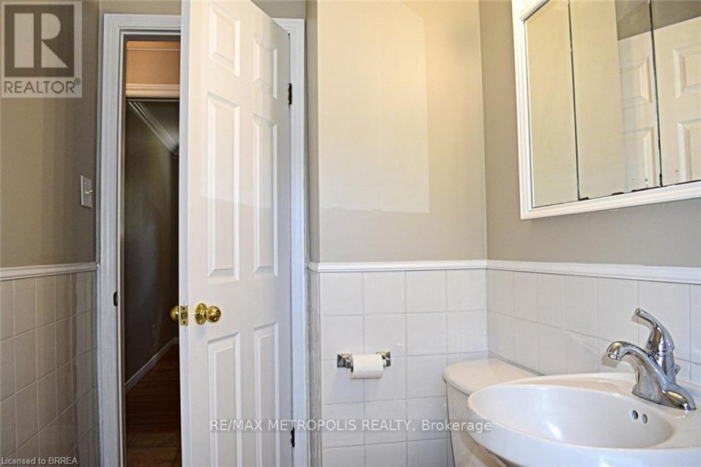 UPPER - 5 MCCAMMON STREET, Brant (Paris), Ontario, N3L1V8
