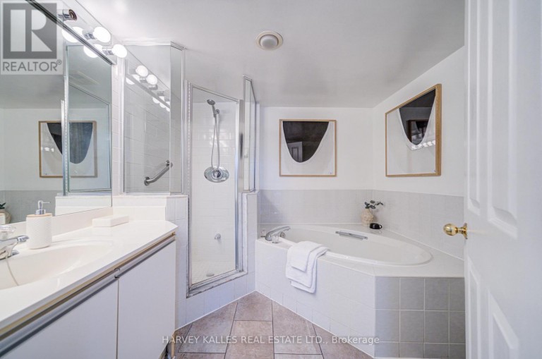 212 - 120 PROMENADE CIRCLE, Vaughan (Brownridge), Ontario, L4J7W9