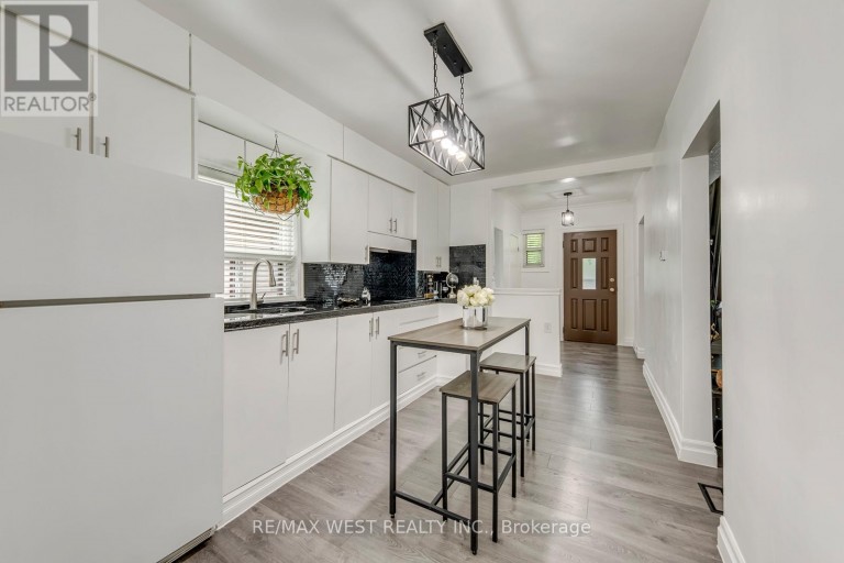 49 MONTCALM AVENUE, Toronto (Briar Hill-Belgravia), Ontario, M6E4N8