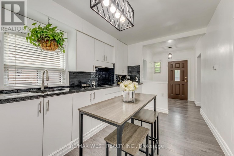 49 MONTCALM AVENUE, Toronto (Briar Hill-Belgravia), Ontario, M6E4N8