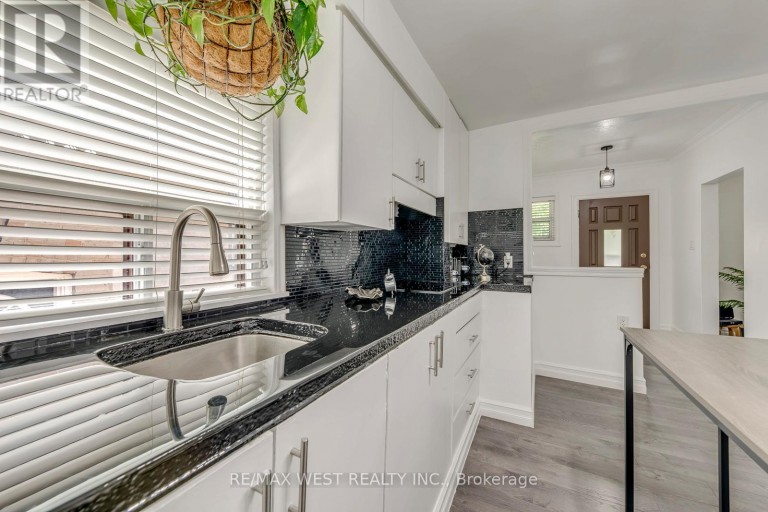 49 MONTCALM AVENUE, Toronto (Briar Hill-Belgravia), Ontario, M6E4N8