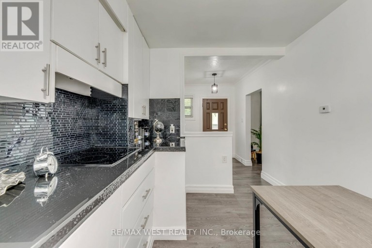 49 MONTCALM AVENUE, Toronto (Briar Hill-Belgravia), Ontario, M6E4N8