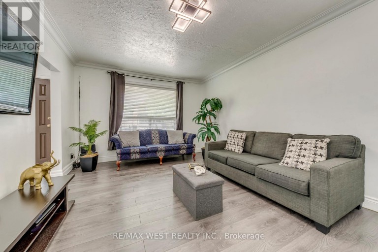 49 MONTCALM AVENUE, Toronto (Briar Hill-Belgravia), Ontario, M6E4N8