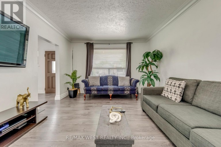 49 MONTCALM AVENUE, Toronto (Briar Hill-Belgravia), Ontario, M6E4N8