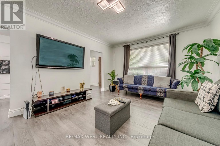 49 MONTCALM AVENUE, Toronto (Briar Hill-Belgravia), Ontario, M6E4N8