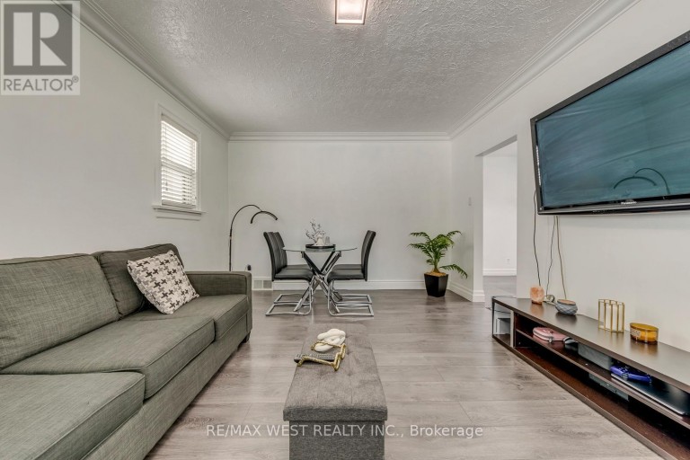 49 MONTCALM AVENUE, Toronto (Briar Hill-Belgravia), Ontario, M6E4N8
