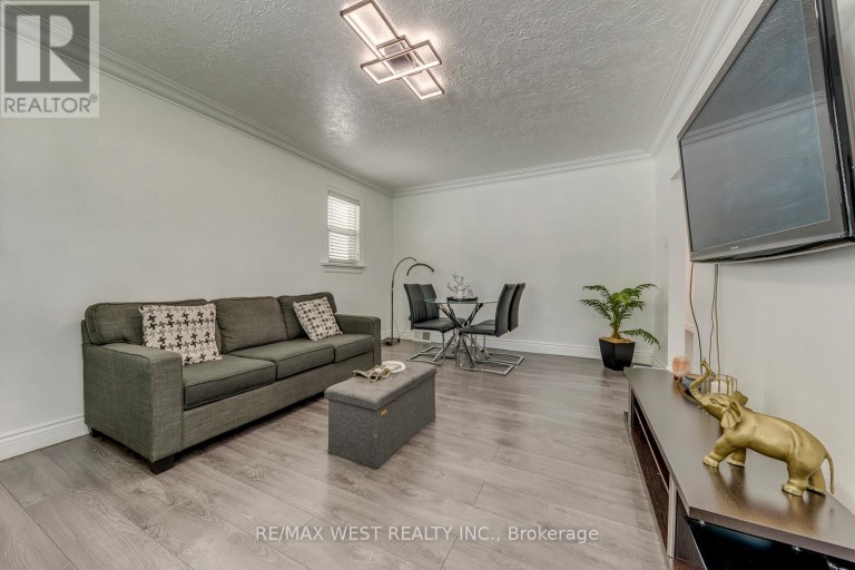 49 MONTCALM AVENUE, Toronto (Briar Hill-Belgravia), Ontario, M6E4N8