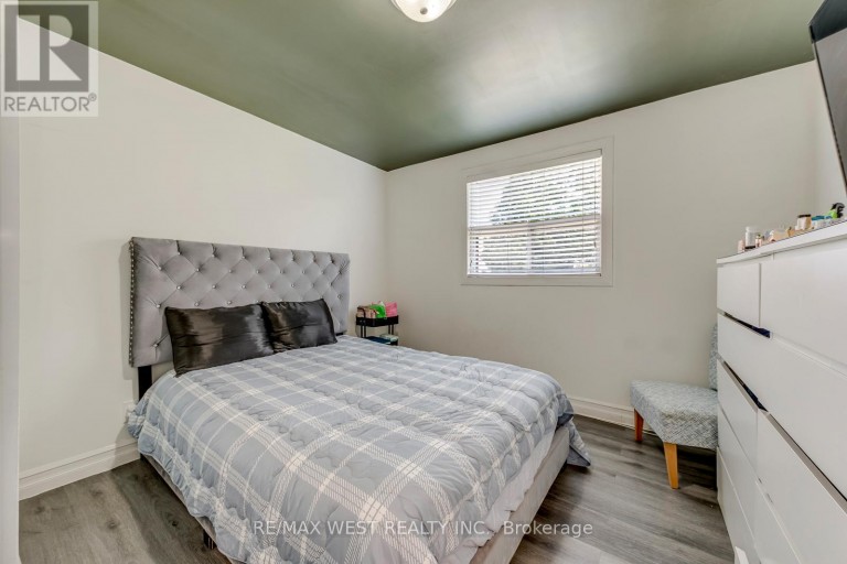 49 MONTCALM AVENUE, Toronto (Briar Hill-Belgravia), Ontario, M6E4N8