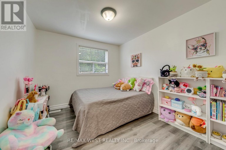 49 MONTCALM AVENUE, Toronto (Briar Hill-Belgravia), Ontario, M6E4N8