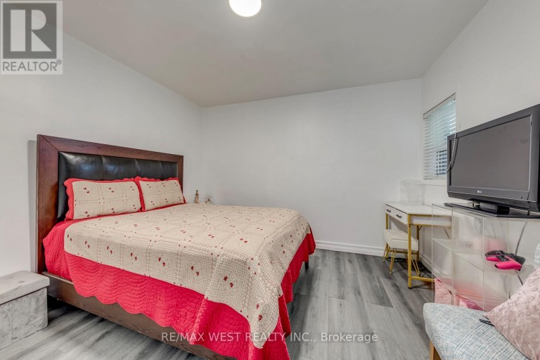 49 MONTCALM AVENUE, Toronto (Briar Hill-Belgravia), Ontario, M6E4N8