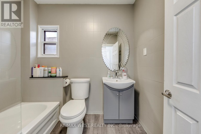 49 MONTCALM AVENUE, Toronto (Briar Hill-Belgravia), Ontario, M6E4N8