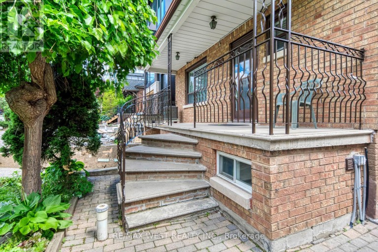 49 MONTCALM AVENUE, Toronto (Briar Hill-Belgravia), Ontario, M6E4N8