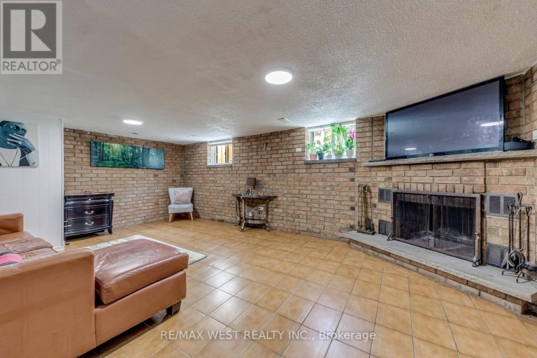 49 MONTCALM AVENUE, Toronto (Briar Hill-Belgravia), Ontario, M6E4N8