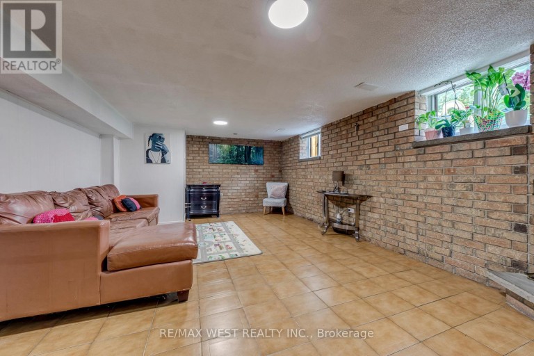 49 MONTCALM AVENUE, Toronto (Briar Hill-Belgravia), Ontario, M6E4N8