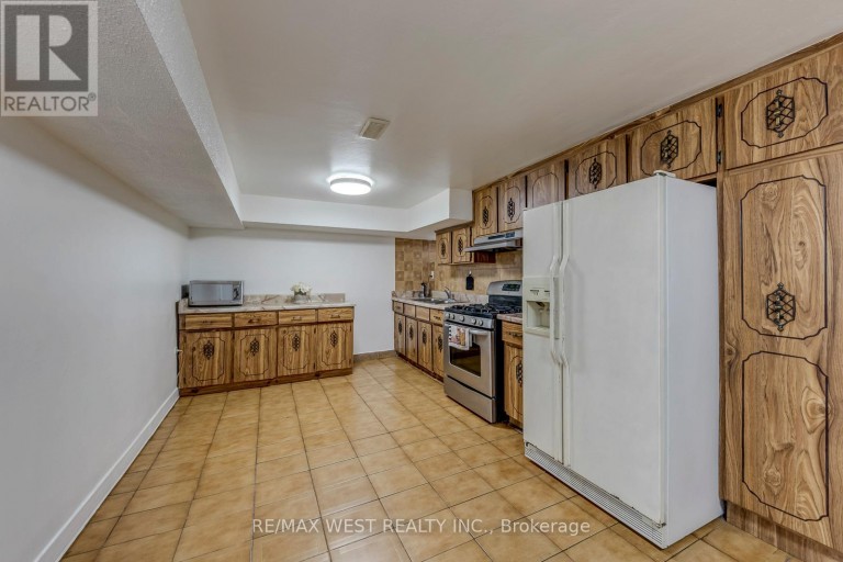49 MONTCALM AVENUE, Toronto (Briar Hill-Belgravia), Ontario, M6E4N8