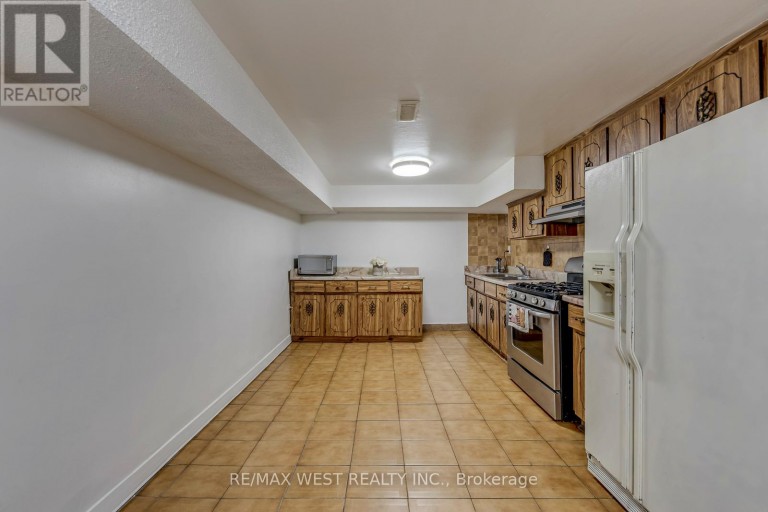 49 MONTCALM AVENUE, Toronto (Briar Hill-Belgravia), Ontario, M6E4N8