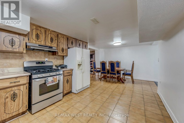 49 MONTCALM AVENUE, Toronto (Briar Hill-Belgravia), Ontario, M6E4N8