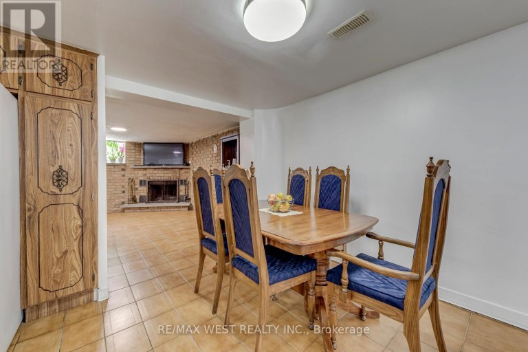 49 MONTCALM AVENUE, Toronto (Briar Hill-Belgravia), Ontario, M6E4N8