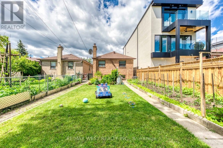49 MONTCALM AVENUE, Toronto (Briar Hill-Belgravia), Ontario, M6E4N8