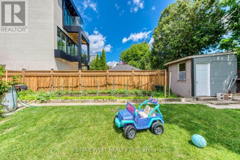 49 MONTCALM AVENUE, Toronto (Briar Hill-Belgravia), Ontario, M6E4N8