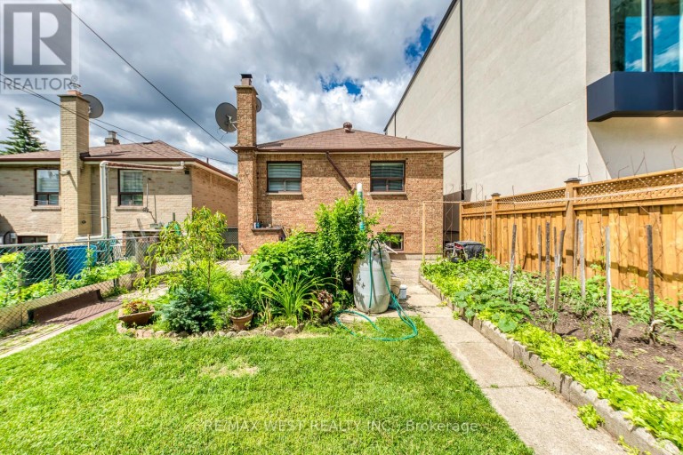 49 MONTCALM AVENUE, Toronto (Briar Hill-Belgravia), Ontario, M6E4N8