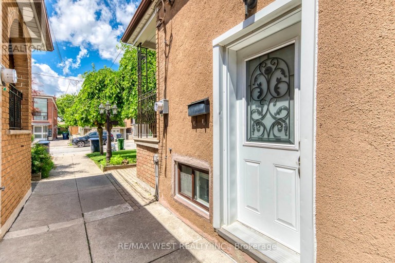 49 MONTCALM AVENUE, Toronto (Briar Hill-Belgravia), Ontario, M6E4N8