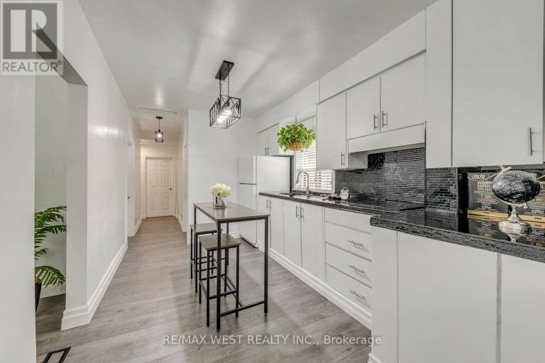49 MONTCALM AVENUE, Toronto (Briar Hill-Belgravia), Ontario, M6E4N8