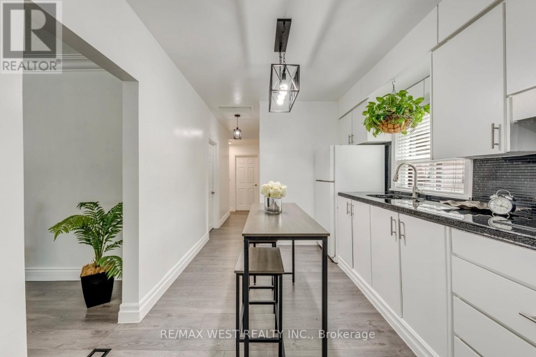 49 MONTCALM AVENUE, Toronto (Briar Hill-Belgravia), Ontario, M6E4N8