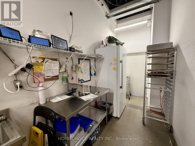 FM23D - 17600 YONGE STREET, Newmarket (Woodland Hill), Ontario, L3Y4Z1